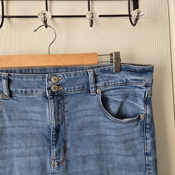 American Eagle Hi-Rise Artist Flare Jeans - Picture 3 of 13